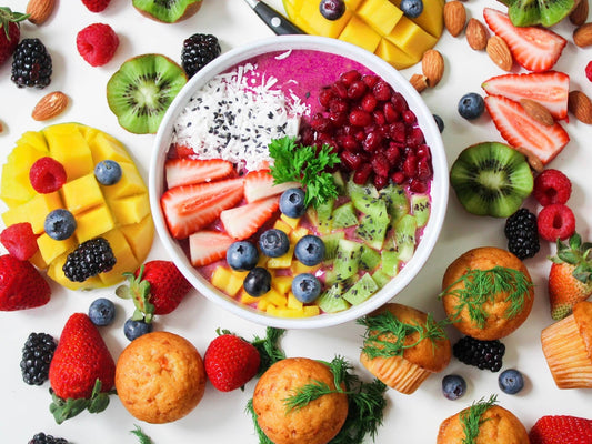 smoothie-bowl-strawberry-kiwi-blueberry-fresh-cut-fruits